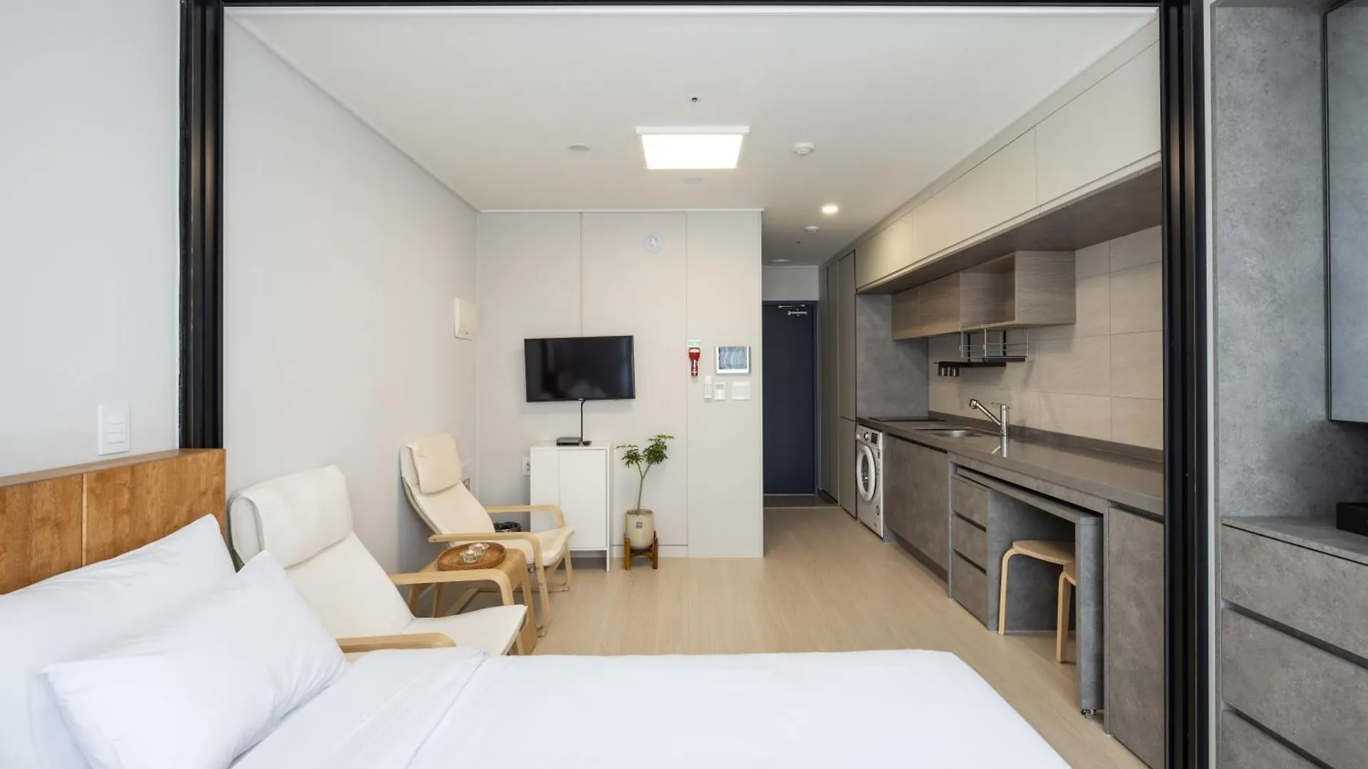 Grand Bleu Hotel & Residence Incheon